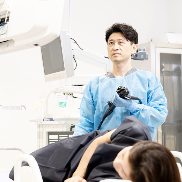 鎮静剤と鎮痛剤を使用して苦痛を抑えた内視鏡検査
