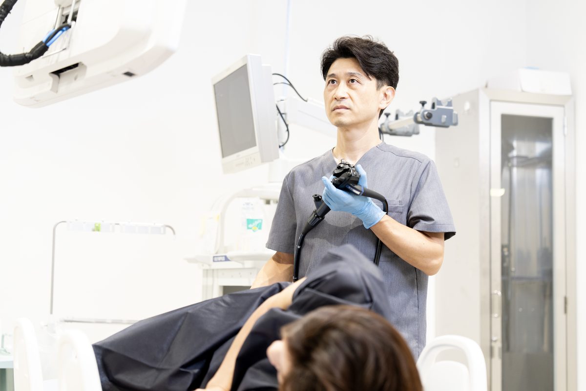 大腸カメラ検査を受ける患者と院長