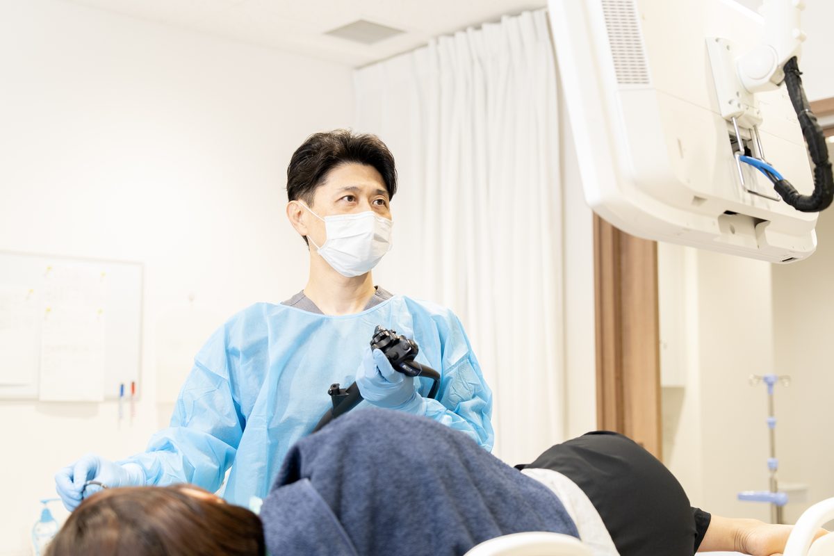 胃カメラ検査を受ける患者と院長