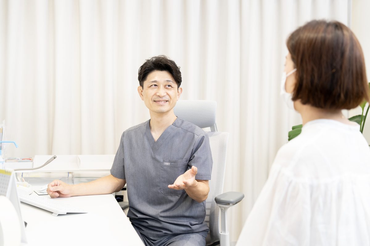 一般内科の診察風景 院長が患者と話している様子